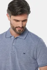 Remera polo lisa en oxford piqué color crema, con cuello en rib y botones personalizados.