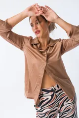 Camisa de poliéster color camel, con diseño brillante y corte elegante.