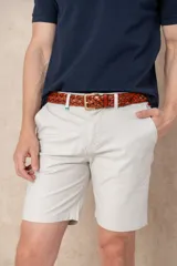 Bermuda color beige de corte clásico, con bolsillos laterales y traseros.