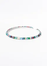 Gargantilla rígida plateada con hilera de zirconias de colores engarzadas.