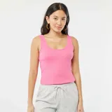 Musculosa rosa de punto canalé con escote redondo y sisas anchas.