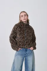 Campera corta de tejido peluche (corderito) con estampado de leopardo, cuello alto y cierre frontal.