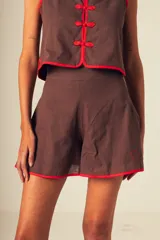 Short negro de cuero sintético, corte holgado.