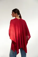 Ruana de tejido de punto color rojo con textura en relieve.