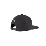 Gorra Puma negra con visera plana y logo de la marca bordado en blanco en el frente.