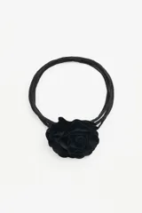 Gargantilla choker de tela negra con flor de tela negra.
