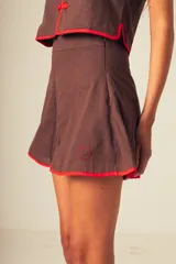 Short negro de cuero sintético, corte holgado.