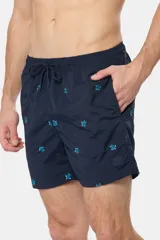 Short de baño azul marino con bordados de tortugas marinas en color celeste. Tiene cintura elástica con cordón ajustable, dos bolsillos laterales y suspensor de malla fina.