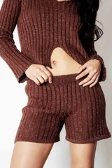 Short de lurex color marrón chocolate, con cintura elástica.