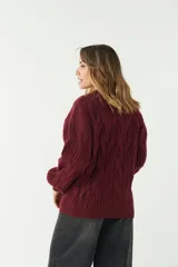 Sweater negro de punto grueso con diseño de trenzas.