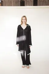 Pantalón de quillas tejido a mano, color negro con detalles en verde agua. Elástico en cintura y calce holgado.