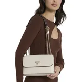 Cartera Guess modelo Daryna II, color blanco, con correa de cadena dorada y asa superior de cuero sintético negro. Tiene cierre con solapa y broche imantado, y logo triangular dorado en el frente.