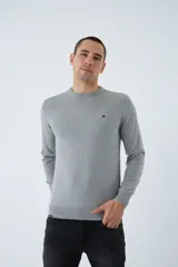 Sweater de algodón con cashmere color beige, de corte clásico, con cuello redondo a la base, puños y dobladillo acanalados y logo bordado en el pecho.