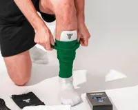 Medias de fútbol verdes con elástico en la parte superior.