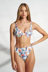 Top de bikini negro con textura arrugada, corte clásico y breteles anchos.