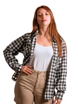 Camisa de viyela a cuadros rojos y negros, de manga larga y corte clásico.