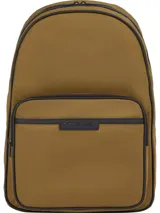 Mochila Tommy Hilfiger color marrón con ribetes negros. Cuenta con un compartimento principal con cierre de doble cremallera, un bolsillo exterior con cremallera, asa superior, correas ajustables y acolchadas, panel de malla acolchado en la parte trasera, funda para portátil incorporada y logo metálico de Tommy Hilfiger en la parte delantera.