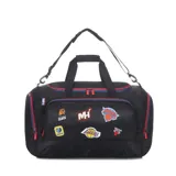 Bolso deportivo tipo duffel bag color negro, con múltiples parches de equipos de la NBA (Suns, Knicks, Lakers, Bulls) y logo MH. Posee cierres rojos y ribetes azules.
