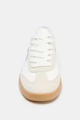 Zapatillas deportivas blancas con detalles en celeste y suela color caramelo.
