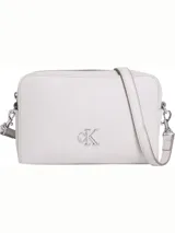 Bandolera rectangular color blanco con logo metálico plateado de Calvin Klein en el frente.