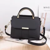 Cartera negra de eco cuero con manijas metálicas doradas y correa larga desmontable.