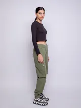 Pantalón cargo negro con puños, diseñado con cuatro bolsillos, dos de ellos laterales.