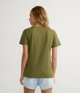 Blusa básica de algodón color tostado, de manga corta con dobladillo y nudo frontal.