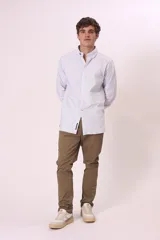 Pantalón chino color café con corte slim fit, bolsillos laterales y traseros.