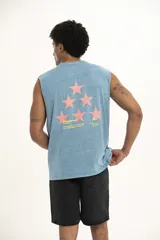 Musculosa marrón con cuello redondo y estampado pequeño en el pecho con el logo de la marca.