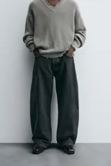 Pantalón de jean negro de corte amplio, estilo balloon fit, con cinco bolsillos y cierre frontal con botones.