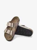 Sandalias Birkenstock Arizona color cobre con doble tira ajustable con hebillas metálicas.