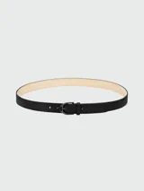 Cinturón Longchamp de cuero negro con hebilla metálica rectangular.