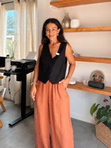 Pantalón ancho tipo palazzo de lino color terracota, con cintura elástica y cordón ajustable.