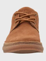 Zapato acordonado de cuero color marrón claro, con suela de goma y puntera redondeada.