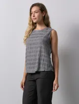 Blusa sin mangas plisada con cuello a la base, marca Zac & Rachel. Tiene una abertura en la espalda con un botón forrado.