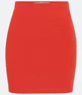 Minifalda roja de media malla, ajustada al cuerpo y con cintura elástica.