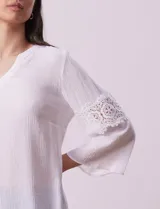 Blusa blanca de gasa bambula, marca Ruby Rd. Cuello a la base y escote en V. Manga ¾ amplia, con aplique en crochet.