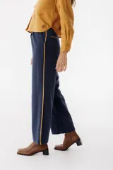 Pantalón sastrero azul con corte cropped y raya lateral color camel.