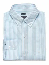 Camisa de vestir de hombre, corte regular, a rayas verticales celestes y blancas, con cuello americano abotonado, manga larga y bolsillo en el pecho con logo bordado.
