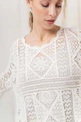 Blusa tejida calada color crudo, con diseño geométrico y motivos florales, escote redondeado y mangas 3/4 con leve vuelo.