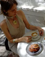 Collar con dije grande de bronce con forma de ostra y cordón de algodón ajustable color gris.