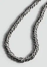 Collar dorado con diseño de eslabones trenzados y cierre de mosquetón con cadena ajustable.