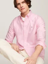 Camisa Tommy Hilfiger de algodón Oxford color rosa, de corte regular, con cuello abotonado, mangas largas con puños abotonados y logo bordado en el pecho.