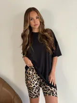 Calza corta de lycra con estampado animal print en blanco y negro.