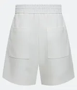 Short de vestir blanco de corte sastrero, con cintura alta, bolsillos laterales y detalle de hebilla metálica plateada en la cintura.