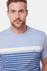 Remera celeste con rayas horizontales blancas y azules.