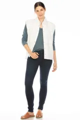 Chaleco blanco con diseño acolchado y cuello alto.