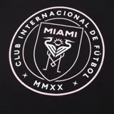 Buzo hoodie negro con el escudo del Inter de Miami estampado en blanco en el pecho y cordones ajustables en la capucha.