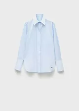 Camisa celeste de popelina de algodón y lyocell, de corte oversize, manga larga con puños abotonados, cuello camisero y cierre frontal con botones.