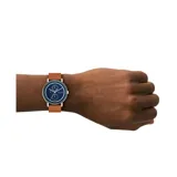 Reloj Skagen Signatur Multifunction con caja plateada de 40mm, esfera azul oscuro con tres subesferas y correa de cuero marrón. Resistente al agua hasta 50m.